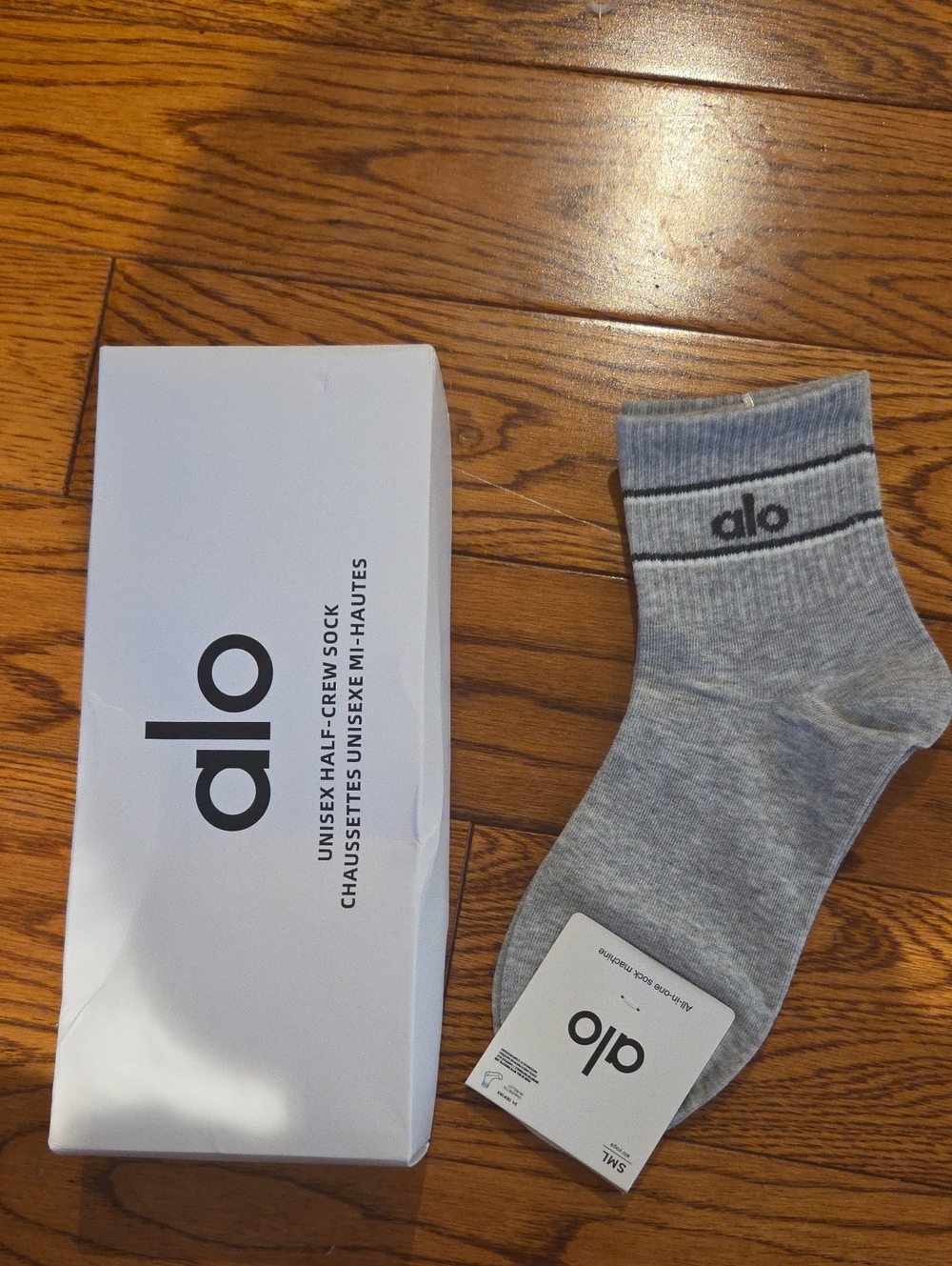 ALO Yoga Unisex Crew Sock — Heather Gray with Black Logo. NWT . Size M